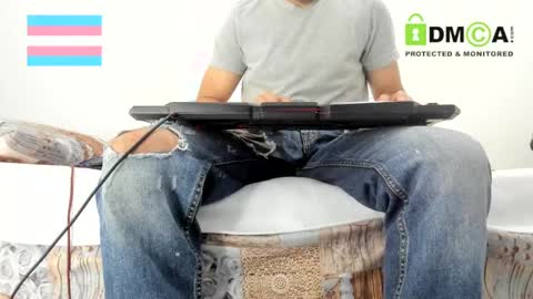 hugeclit  online show from February 16, 2025, 12:32 pm