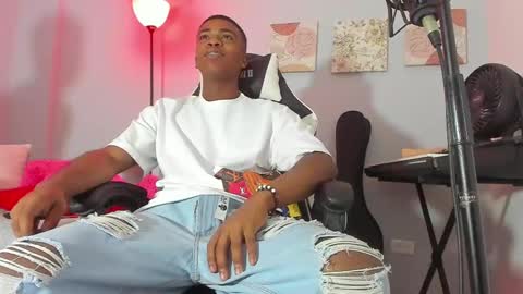 andy_smith333 online show from January 9, 2025, 7:40 pm