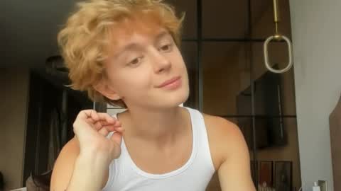 angel_andreww online show from May 13, 2026, 10:23 am