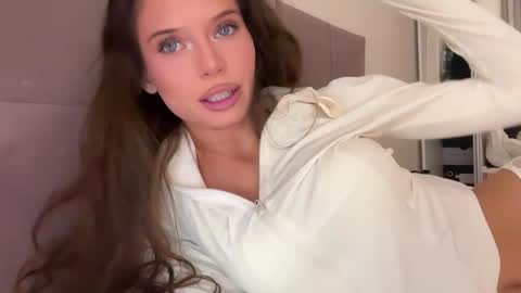 Snapshot of angel_isia chatting on April 17, 2026, 9:40 pm isia online show from April 17, 2026, 9:40 pm
