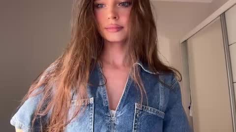 Snapshot of angel_isia chatting on May 16, 2026, 4:28 pm isia online show from May 16, 2026, 4:28 pm