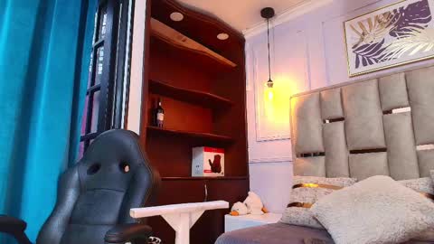 Nicolle  online show from February 12, 2025, 11:51 am