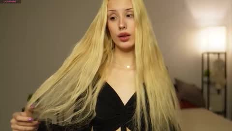 angelic_lynn online show from December 1, 2025, 11:26 am