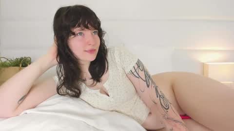 Angelic online show from May 17, 2026, 1:47 am