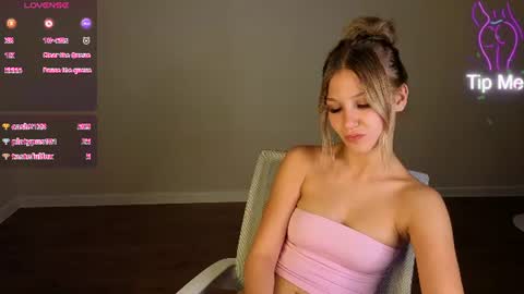 Snapshot of angelina_becker chatting on July 7, 2026, 6:47 am Angelina online show from July 7, 2026, 6:47 am