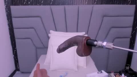 A N G I E.  online show from September 18, 2025, 10:23 pm