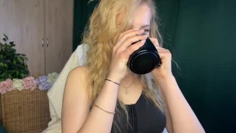 Anita online show from May 22, 2026, 1:02 am