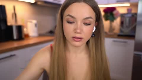 Im Anita thumb up me please its important online show from April 3, 2026, 7:23 pm