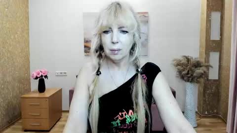 Anna Ditrih online show from May 16, 2026, 11:42 am