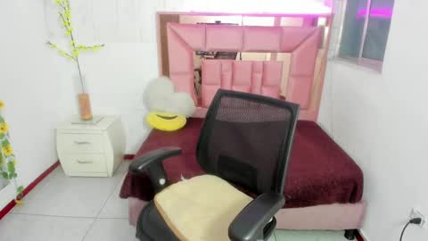 Snapshot of anna_moon18 chatting on April 28, 2026, 7:52 pm ANNA online show from April 28, 2026, 7:52 pm