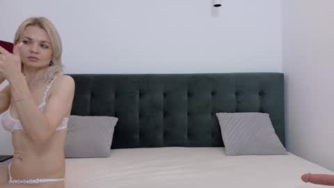 Snapshot of annabene chatting on December 15, 2025, 4:11 pm Anna online show from December 15, 2025, 4:11 pm