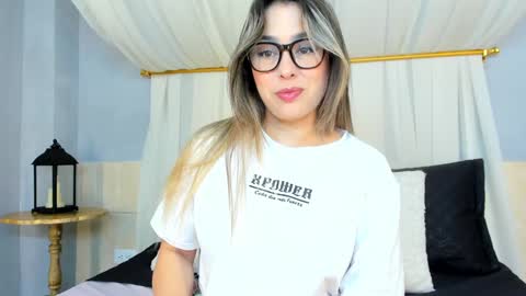 Snapshot of annavictoria__ chatting on December 11, 2024, 12:02 am Anna Victoria online show from December 11, 2024, 12:02 am