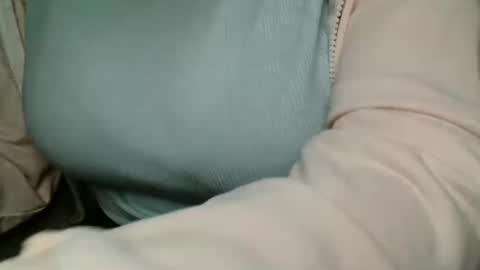 Bella online show from April 15, 2026, 7:58 pm