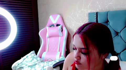 Snapshot of anne_julienne chatting on January 14, 2025, 12:00 am       online show from January 14, 2025, 12:00 am