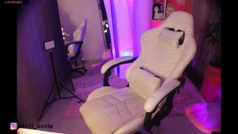 Snapshot of annie_snow_ chatting on June 15, 2026, 1:52 am JEANNE no olvides seguirme dont forget follow me uu online show from June 15, 2026, 1:52 am