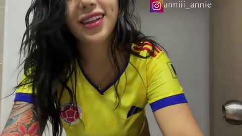 Snapshot of annie_snow_ chatting on July 3, 2026, 9:32 pm JEANNE no olvides seguirme dont forget follow me uu online show from July 3, 2026, 9:32 pm
