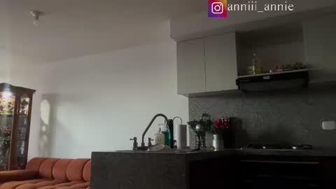 Snapshot of annie_snow_ chatting on July 10, 2026, 10:45 pm JEANNE no olvides seguirme dont forget follow me uu online show from July 10, 2026, 10:45 pm
