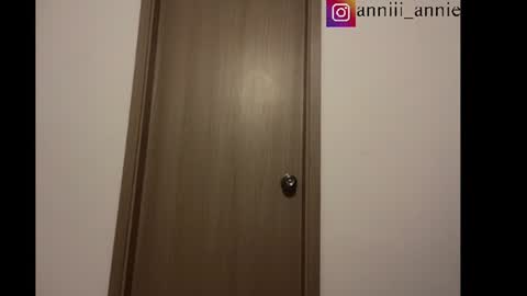 Snapshot of annie_snow_ chatting on July 23, 2026, 1:58 am JEANNE no olvides seguirme dont forget follow me uu online show from July 23, 2026, 1:58 am