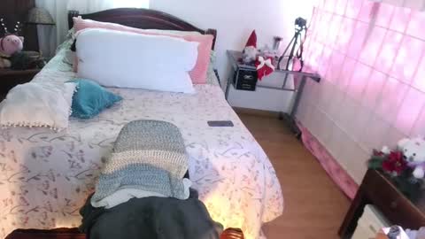 LAURA - A n n i e  S w a n online show from December 19, 2024, 3:52 pm