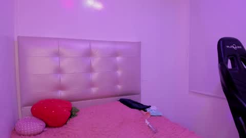 Snapshot of anniie_evans1 chatting on February 10, 2025, 5:19 pm Annie Evans online show from February 10, 2025, 5:19 pm