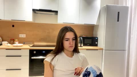 Snapshot of annisguion chatting on October 29, 2025, 2:19 pm Leila Bruno online show from October 29, 2025, 2:19 pm