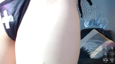 Snapshot of anny_loves chatting on May 27, 2026, 4:37 pm anny_loves online show from May 27, 2026, 4:37 pm
