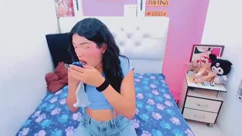 antonela_xx3 online show from April 7, 2026, 11:04 pm