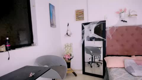 Snapshot of antonella_mcry chatting on October 17, 2025, 10:40 am antonella online show from October 17, 2025, 10:40 am