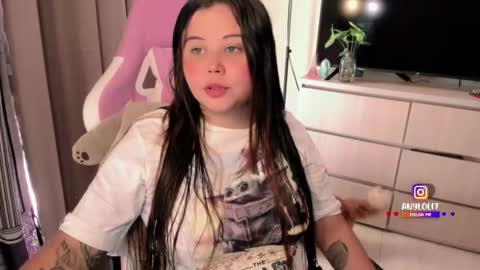   Independent model  online show from November 26, 2025, 2:40 pm