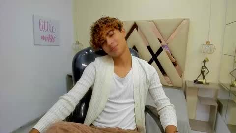 anyelotwink online show from February 18, 2026, 8:38 pm