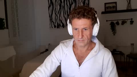 Snapshot of apollobest77 chatting on December 20, 2024, 12:30 am apollobest77 online show from December 20, 2024, 12:30 am