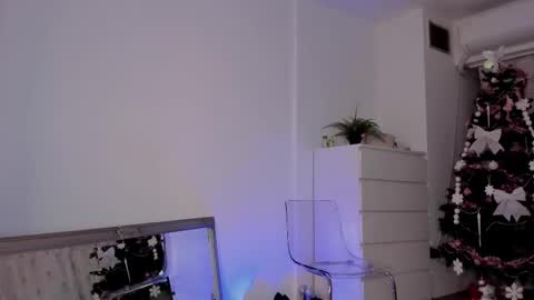 Snapshot of aprilhadid chatting on November 27, 2025, 6:43 pm Laura online show from November 27, 2025, 6:43 pm