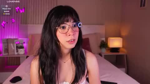 aprilqueenie online show from May 17, 2026, 7:43 pm
