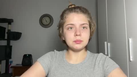 Snapshot of ari_crystal chatting on February 9, 2026, 2:54 pm ari_crystal online show from February 9, 2026, 2:54 pm