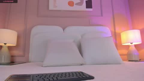 Snapshot of aria_greco chatting on May 15, 2026, 2:40 am Aria online show from May 15, 2026, 2:40 am
