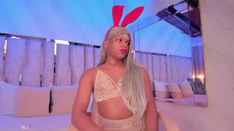 ariana_grande233 online show from April 13, 2026, 11:37 am