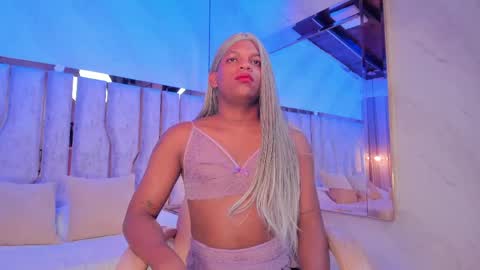 ariana_grande233 online show from April 15, 2026, 11:39 am