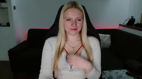 arianaluxe online show from February 5, 2026, 9:03 am