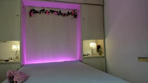 ariannavega_ online show from April 28, 2026, 11:48 am