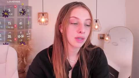 Snapshot of arii_1010_ chatting on October 8, 2025, 9:34 pm Ari online show from October 8, 2025, 9:34 pm