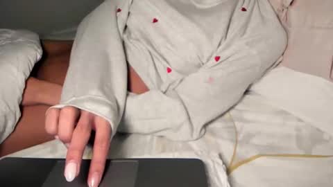 Snapshot of ariia1_ chatting on February 15, 2026, 5:37 am Aria online show from February 15, 2026, 5:37 am