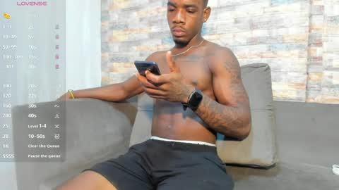 Snapshot of aron_clark chatting on May 5, 2026, 12:13 pm A R O N online show from May 5, 2026, 12:13 pm