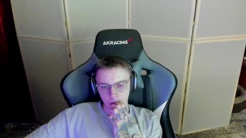 Snapshot of aron_neall chatting on December 4, 2024, 7:34 pm biggest penis  online show from December 4, 2024, 7:34 pm