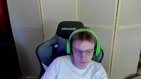 Snapshot of aron_neall chatting on December 18, 2024, 7:15 am biggest penis  online show from December 18, 2024, 7:15 am