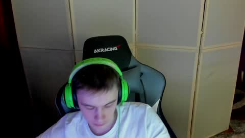 Snapshot of aron_neall chatting on December 19, 2024, 6:23 am biggest penis  online show from December 19, 2024, 6:23 am