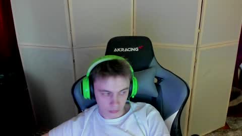Snapshot of aron_neall chatting on December 19, 2024, 9:29 am biggest penis  online show from December 19, 2024, 9:29 am
