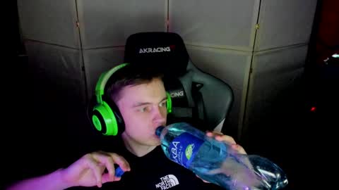 Snapshot of aron_neall chatting on January 28, 2025, 11:06 am biggest penis  online show from January 28, 2025, 11:06 am