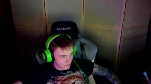 Snapshot of aron_neall chatting on February 20, 2025, 9:31 pm biggest penis  online show from February 20, 2025, 9:31 pm