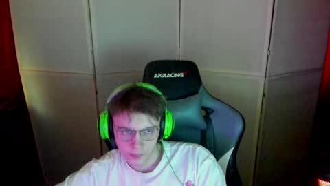 Snapshot of aron_neall chatting on March 6, 2025, 9:58 am biggest penis  online show from March 6, 2025, 9:58 am