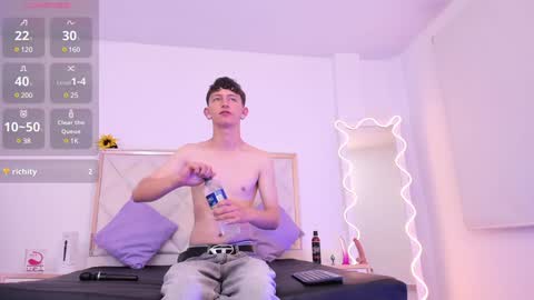 Snapshot of aron_tay chatting on January 3, 2025, 7:27 am your aron online show from January 3, 2025, 7:27 am